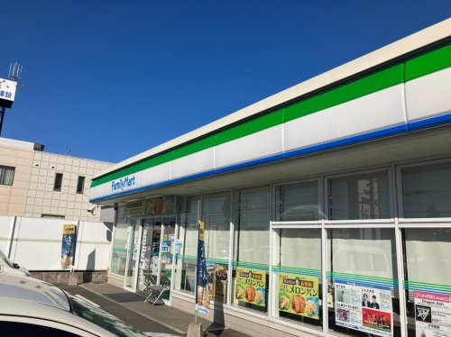 コンビニ　ファミリーマート 港入場店（コンビニ）まで204m