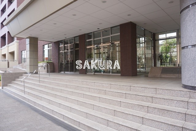 エントランス　重厚感のある建物デザイン♪