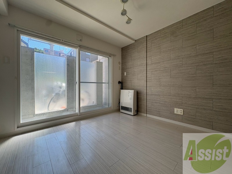 居室・リビング　日当たりが良くて心地よく過ごせそうなお部屋です。