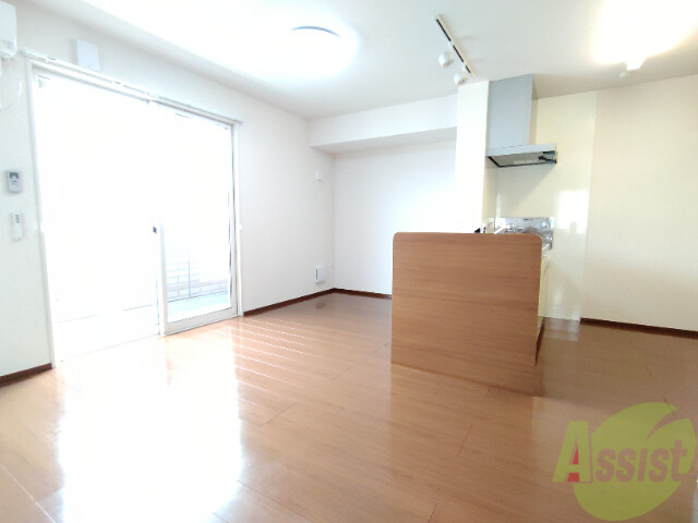 居室・リビング　温かみのある印象のお部屋ですね。キッチン上の電気もオシャレ