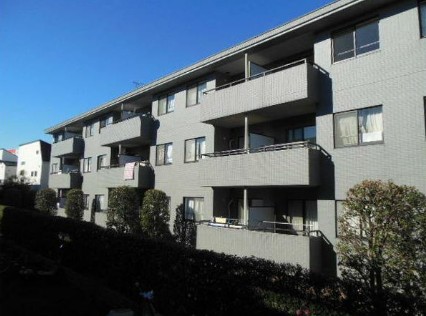建物外観　鉄筋コンクリート造のがっちりとした建物。