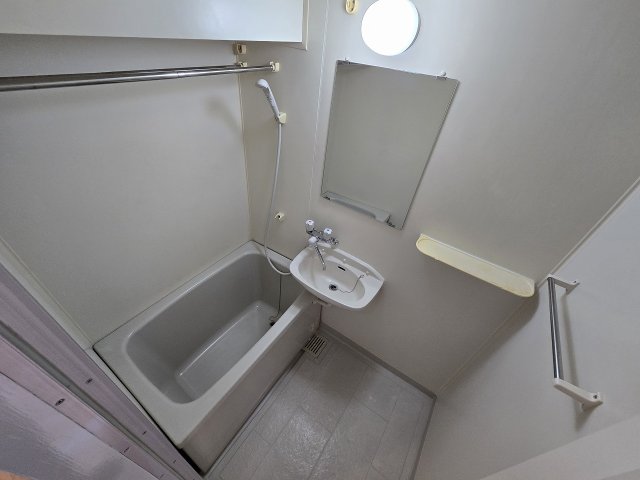 バス・シャワールーム　コンパクトで使いやすいお風呂です