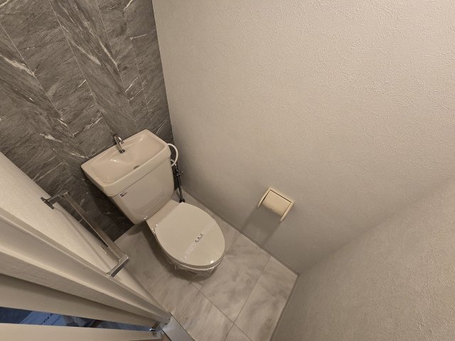 トイレ　落ち着いた色調のトイレです