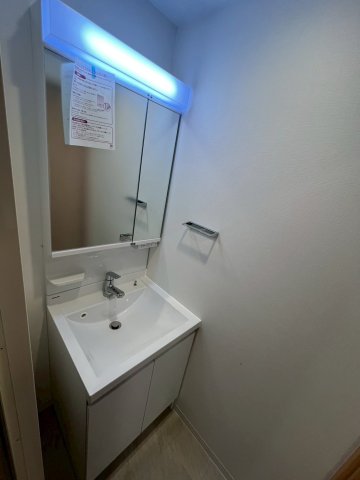洗面設備　ゆったりとスペースのある洗面所