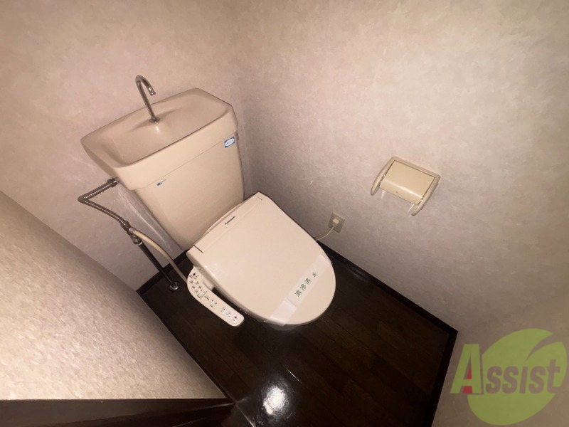 トイレ　トイレは温水洗浄便座です。シンプルな雰囲気になっています。