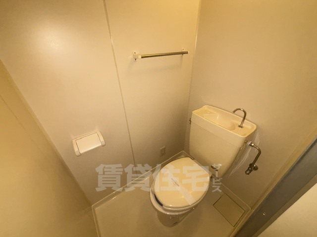 阪急宝塚線 庄内駅 徒歩12分 3階建 築31年のトイレ写真