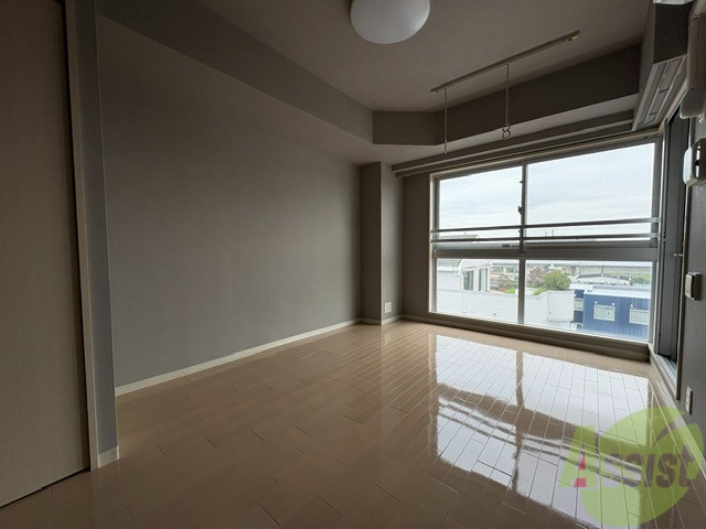 居室・リビング　こちらは１０．６帖の洋室になります。東向きのお部屋です。