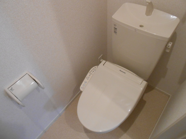 トイレ　温水洗浄便座完備・小物収納棚あり