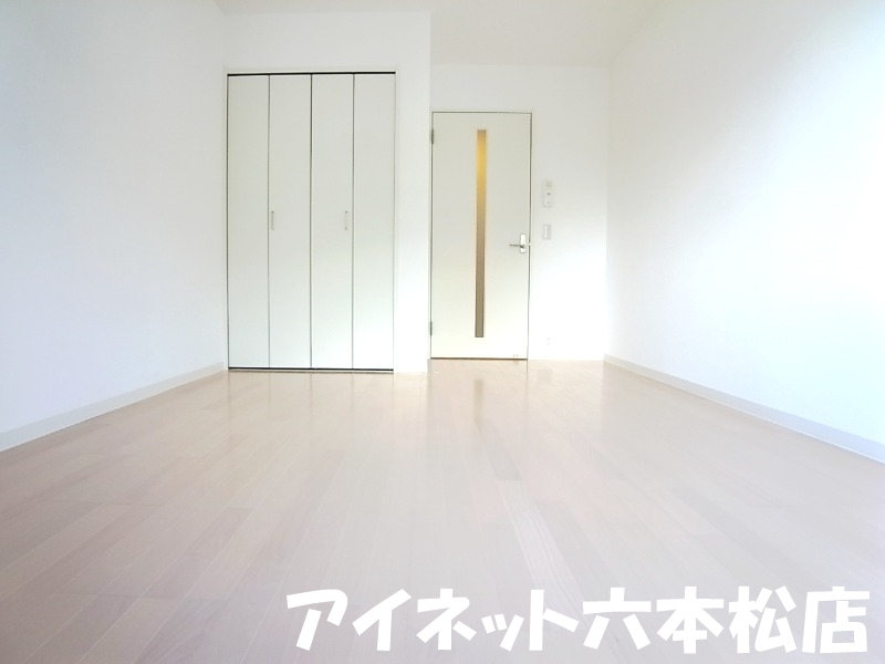 居室・リビング　広々7帖越えの洋室です
