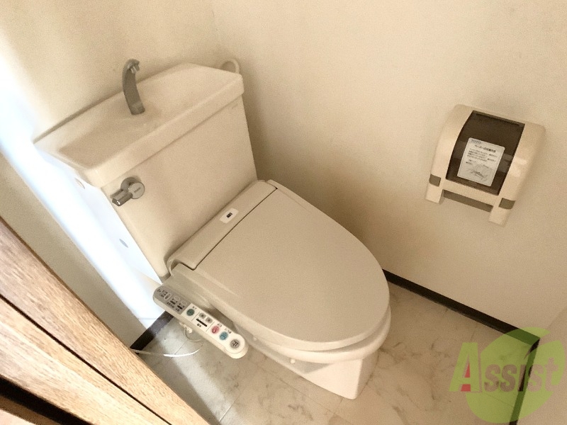 トイレ　温水洗浄機能付で清潔に使用することが出来ますね。