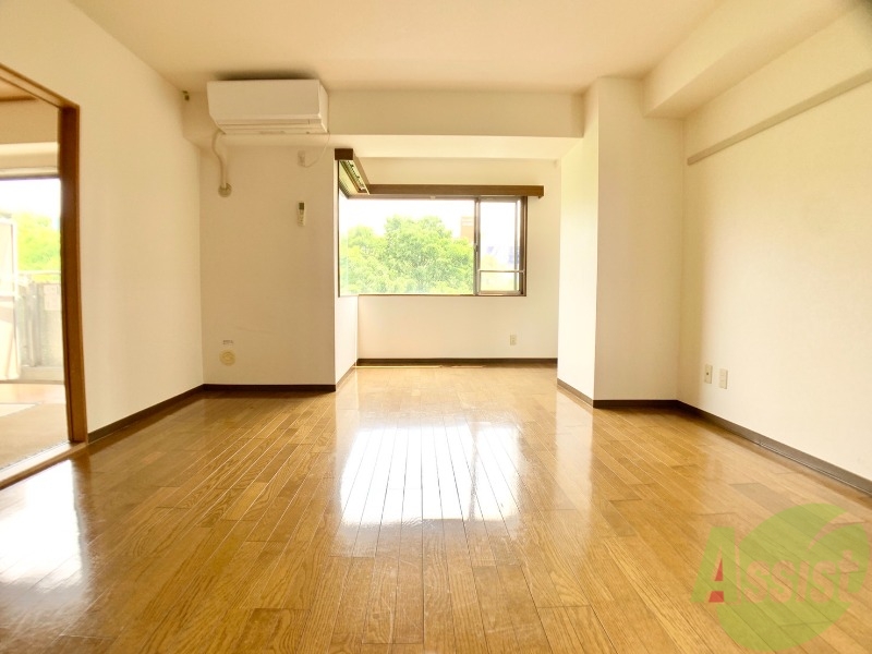 居室・リビング　陽の光が差し込む明るいお部屋は気持がいいですね。