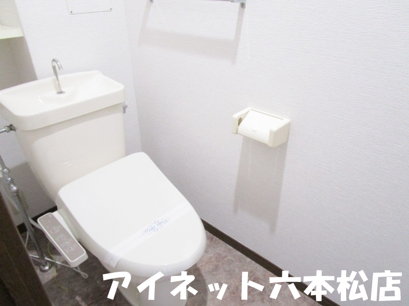 トイレ　温水洗浄便座完備。