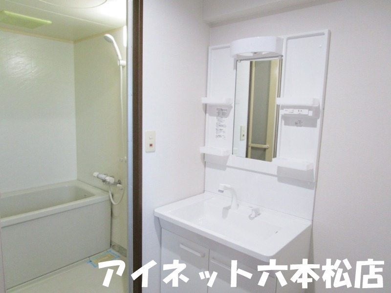 洗面設備　朝の支度はこちらでどうぞ。
