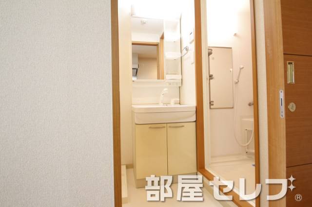 洗面設備　きれいな独立洗面所です。収納つきで便利です。