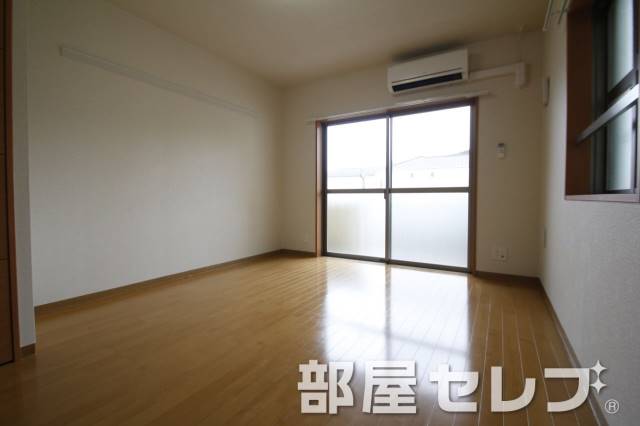 居室・リビング　広々したお部屋で生活しやすいですね。