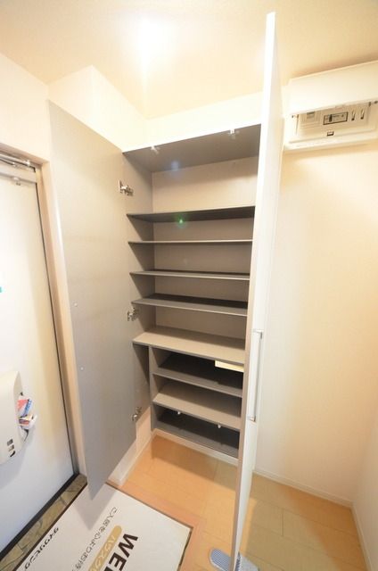 玄関　♪たっぷり入るシューズＢＯＸ付き♪
