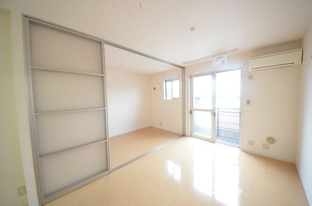 居室・リビング　♪素敵なリビング♪お部屋により大理石調の床もあります。
