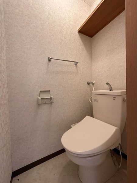 トイレ　※写真は別号室です。
