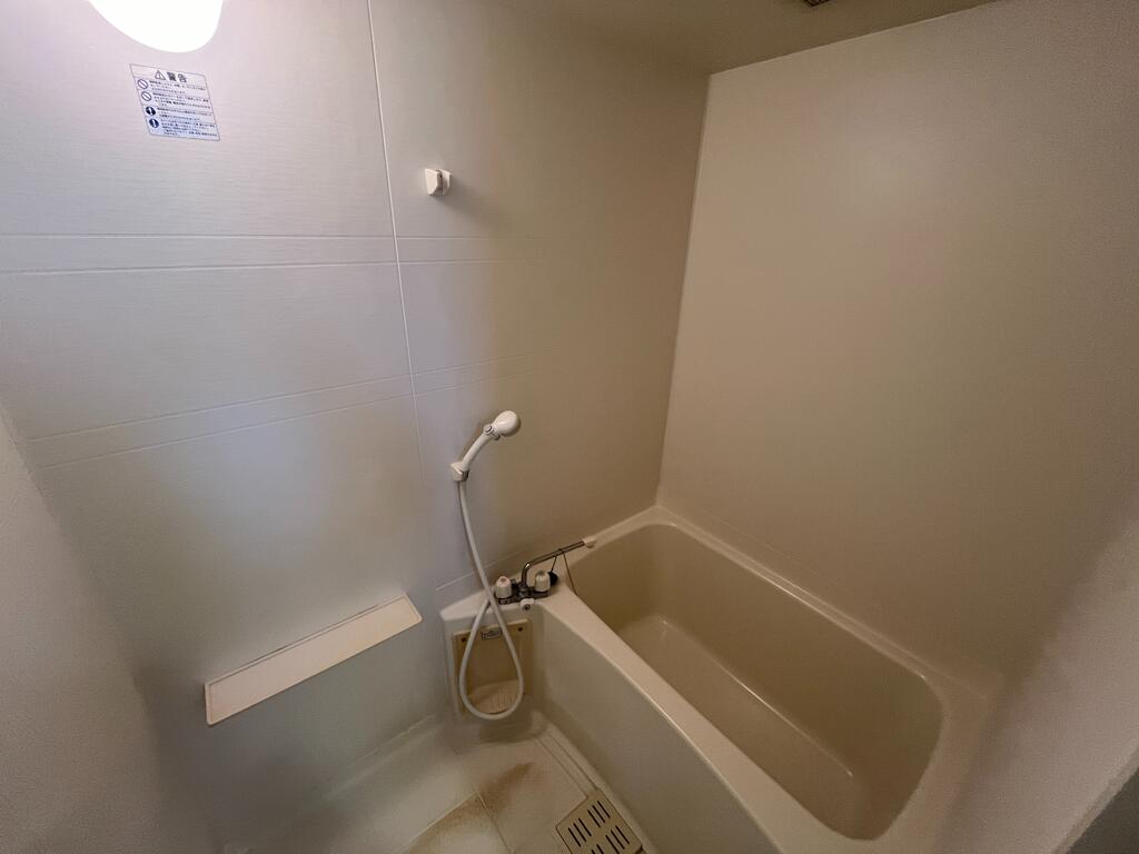 バス・シャワールーム　※同建物の別のお部屋の写真です。