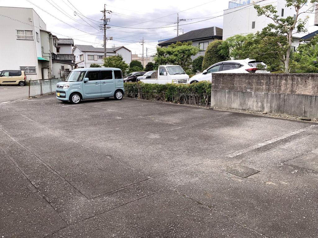 【オーキッドハイツの駐車場】