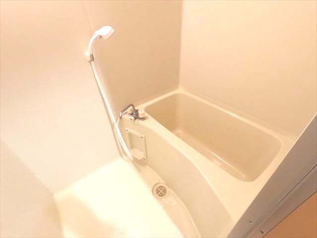 バス・シャワールーム　清潔感のあるゆったり浴室