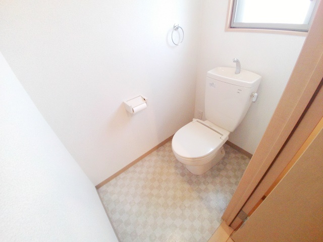 トイレ　トイレには窓が付いています