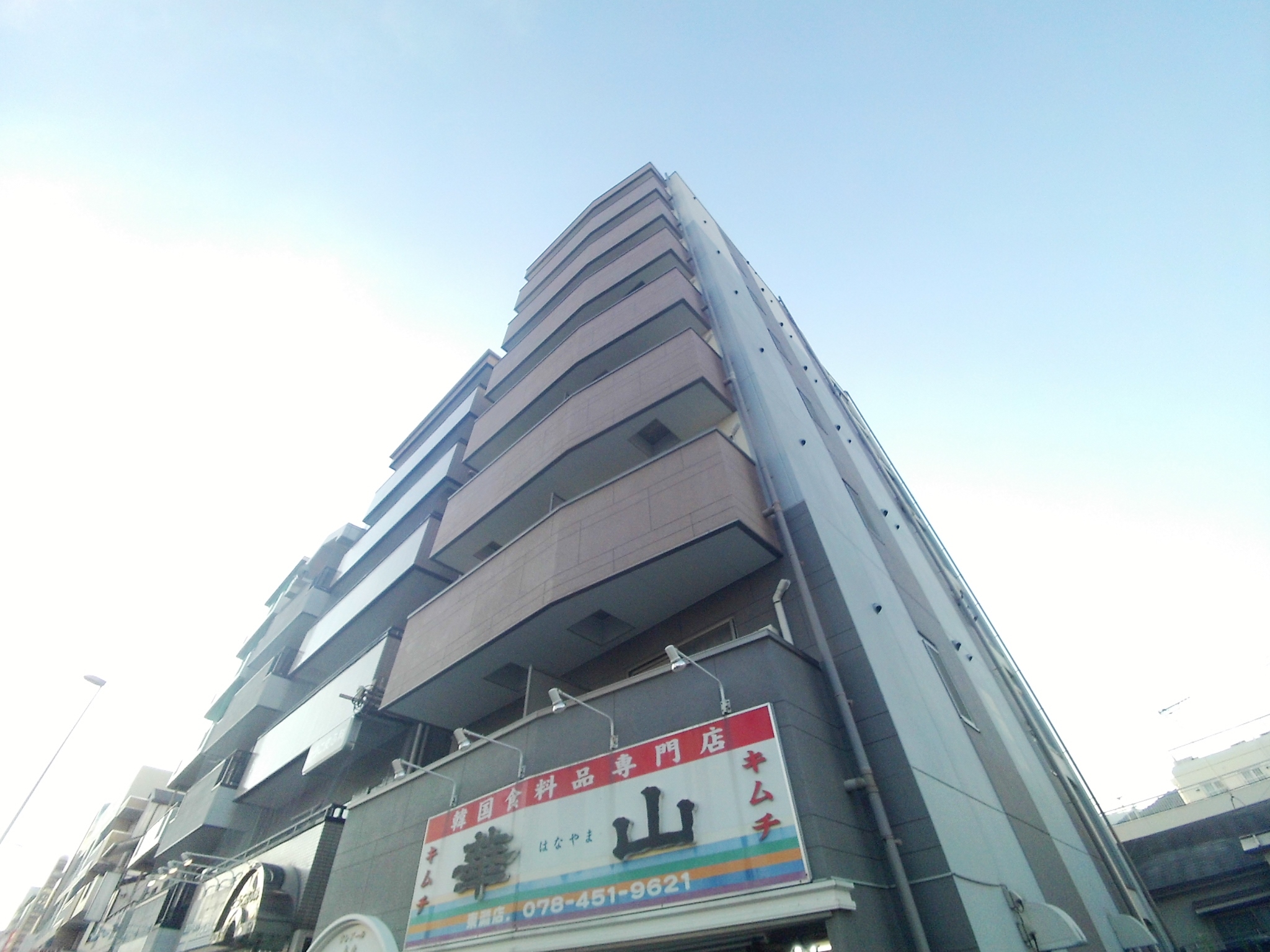 建物外観　平成19年完成の築浅マンション。阪急岡本も利用可能です。