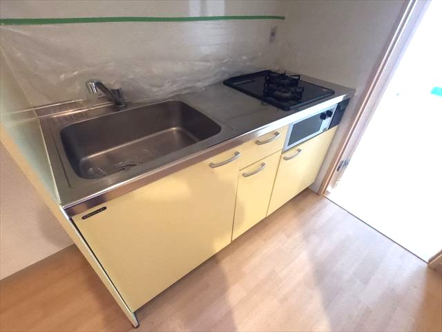 キッチン　冷蔵庫置場もあるゆったりとしたキッチン