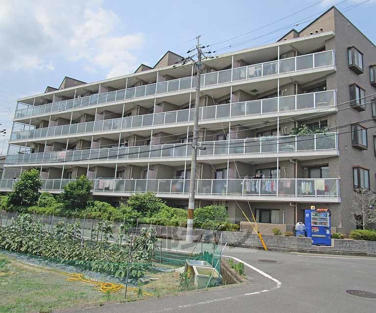 京都市西京区下津林番条町のマンションの建物外観