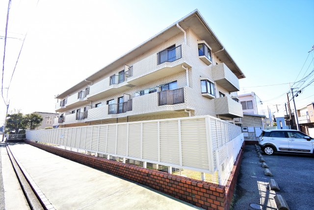 堺市西区浜寺諏訪森町中のマンションの建物外観
