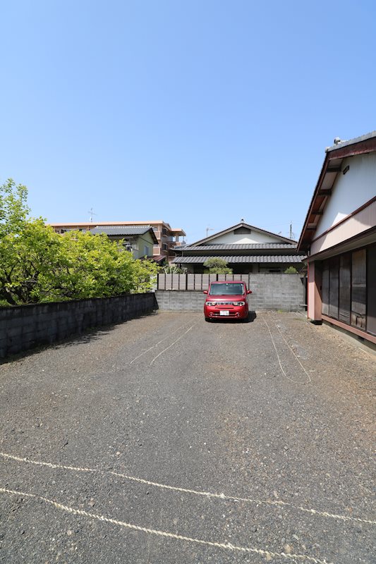 【静岡市葵区籠上のアパートの駐車場】