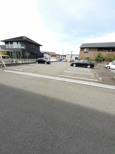 【新居浜市坂井町のマンションの駐車場】