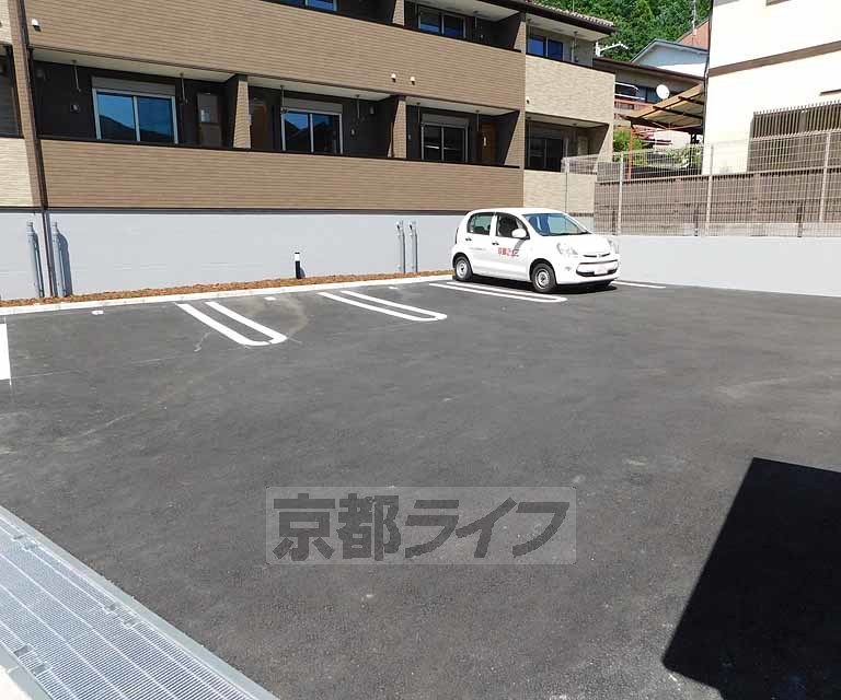 【大津市追分町のアパートの駐車場】