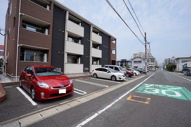 【北九州市八幡西区穴生のアパートの駐車場】