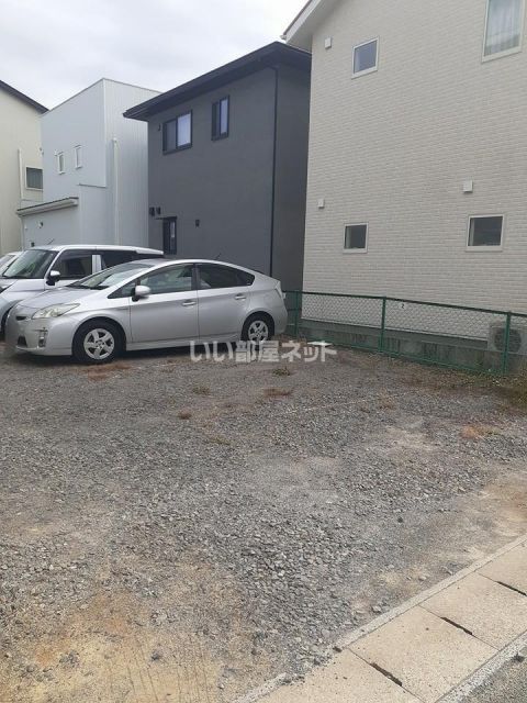 【豊川市平尾町のマンションの駐車場】