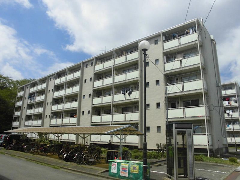 【厚木市三田南のマンションの建物外観】