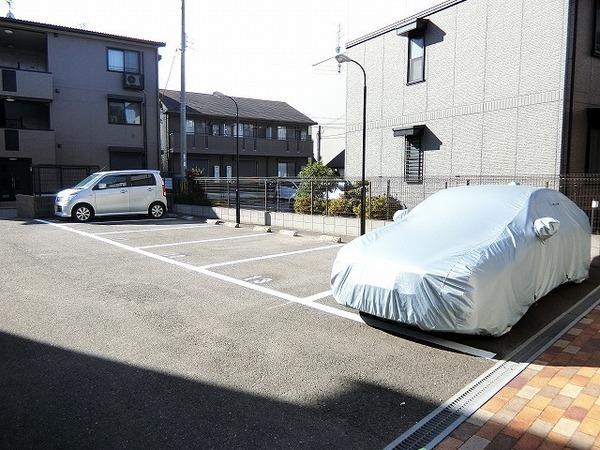 【リビングタウンなかもずＡ棟の駐車場】