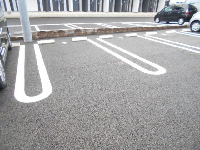 【岐阜市村里町のアパートの駐車場】