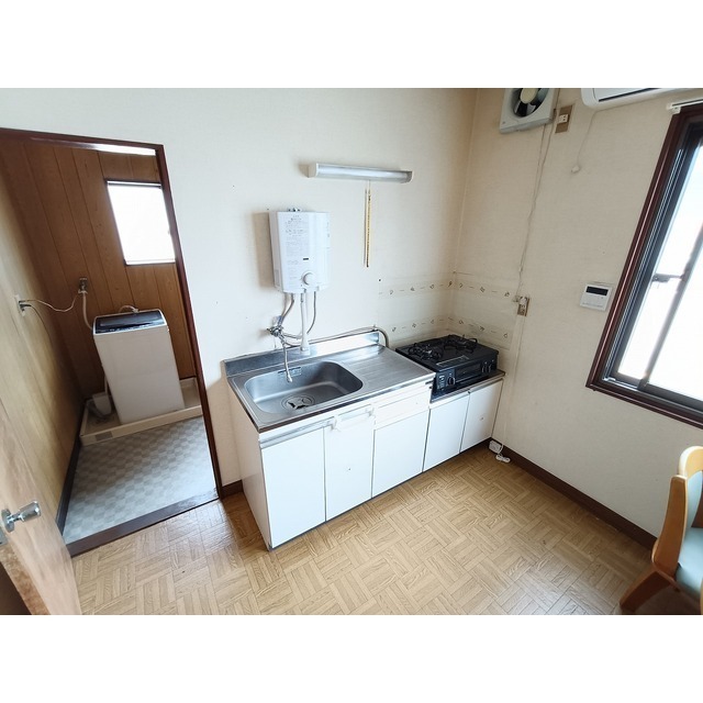 キッチン　瞬間湯沸かし器付き