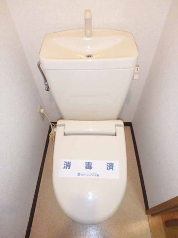 トイレ　暖房便座付きで寒い時期に有難いですね♪