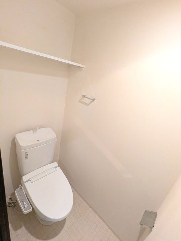 トイレ　レジディア新御徒町IIの温水洗浄便座です