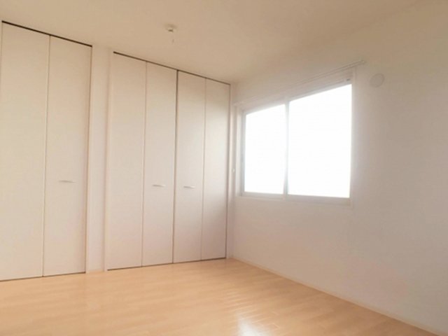 その他部屋・スペース　落ち着いた色調の寝室です