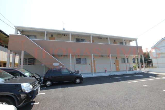 建物外観　白を基調とした明るい雰囲気の外観です。