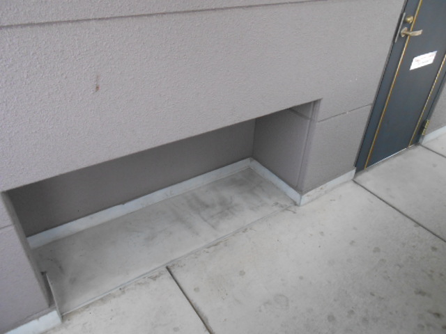 その他　玄関横収納（冬用タイヤ等置場）完備