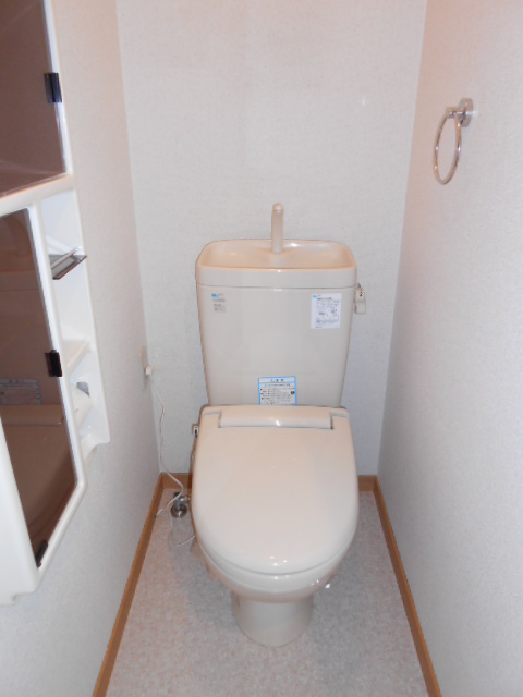 トイレ　暖房便座完備・小物収納棚有り
