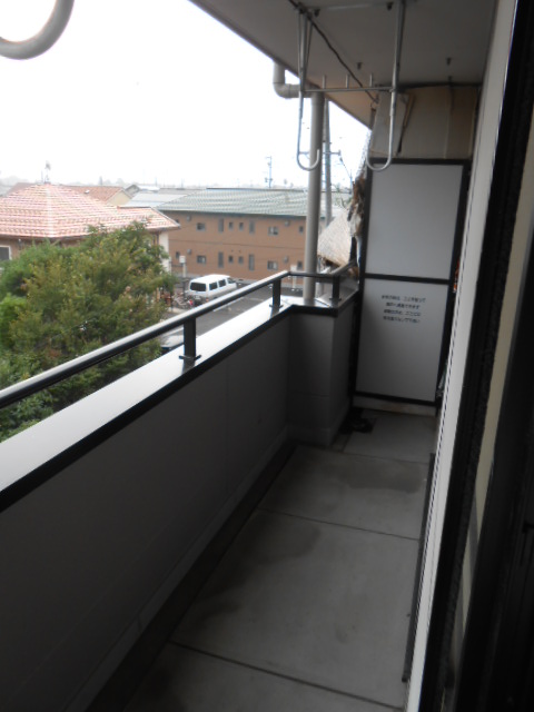 バルコニー　東面ルーフ・ワイドバルコニー（物干し設備有り）