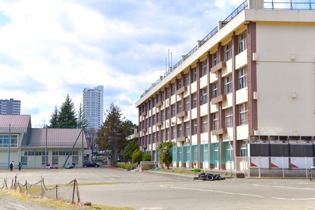 中学校　仙台市立上杉山中学校（中学校）まで1009m