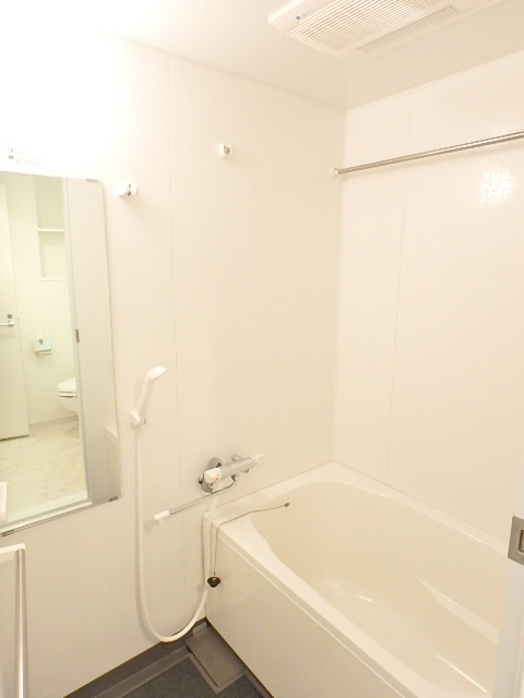 バス・シャワールーム　便利な浴室乾燥機付きのバスルーム