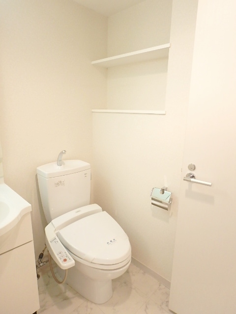 トイレ　洗浄機能付き便座のトイレ