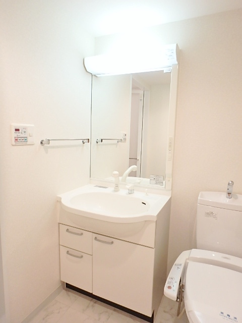 洗面設備　朝の支度に便利な洗髪洗面化粧台